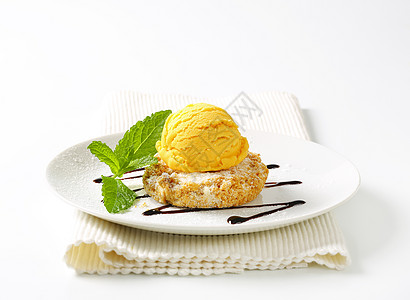 杏仁饼干和一勺冰淇淋坚果甜点黄色棒子面蛋糕饼干小吃美食细雨食物图片
