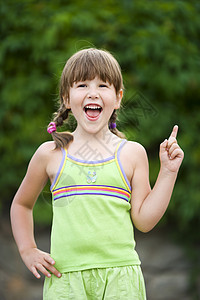 女孩举起孩子健康童年绿色微笑活力喜悦幸福乐趣快乐图片