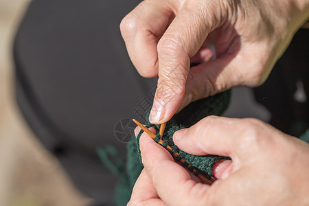 女人编织绿色的毛线 木头编织女性爱好缝纫女孩工艺织物细绳钩针手指女士图片