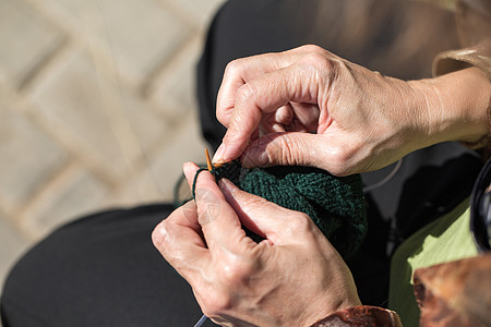 女人编织绿色的毛线 木头编织纺织品女孩缝纫织物女性细绳棉布工艺手指爱好图片