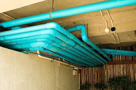供水管道系统 建筑工程 楼内供水管道的加固工作土壤植物塑料蓝色房子下水道管子建筑服务技术图片