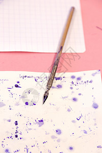 学校木制桌子上的旧的简单老式木用钢笔手工刻字回忆艺术家商业墨水瓶墨水池教育金属艺术图片
