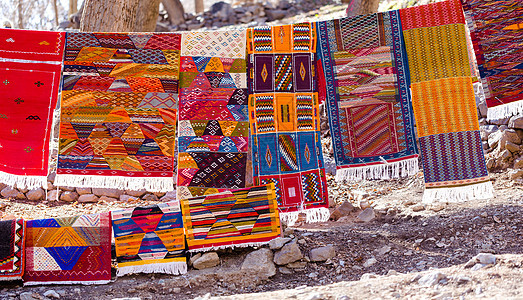 手工制作的传统色彩鲜艳的柏柏尔地毯挂在李上背景图片