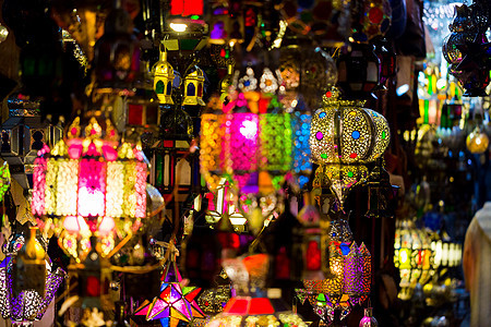 Medina 市场上充满活力的彩色多彩手工制锡灯麦地风格工艺灯笼马赛克露天乡村装饰礼物艺术图片