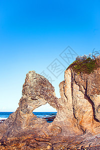 和酒吧崎岖岩层石头山脉悬崖岩石危险侵蚀海滩背景图片