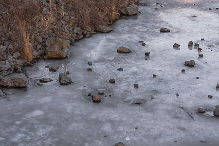 鲁尔河被冻住了环境雾凇景观降雪反射田园诗气候极地树木水面图片