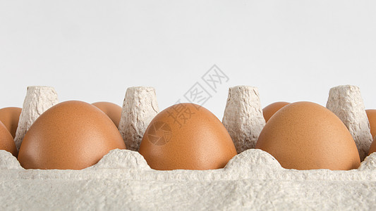 将鸡蛋包装在纸板箱顶端和封闭视图中生活蛋壳农场饮食早餐母鸡蛋白鸭子家禽动物图片