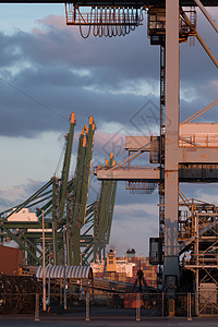 Sines 港口起重机货运商品天空日落库存机器运输工业安全进口图片