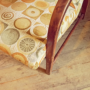 木制地板上旧型纺织手椅的详情图片
