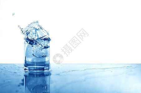 挥洒水的玻璃杯口渴活力饮料玻璃餐具液体蓝色静物盘子反射图片