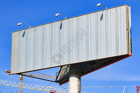后面有蓝色天空的大空白广告牌框架木板广告商业帆布街道展示营销公告市场图片