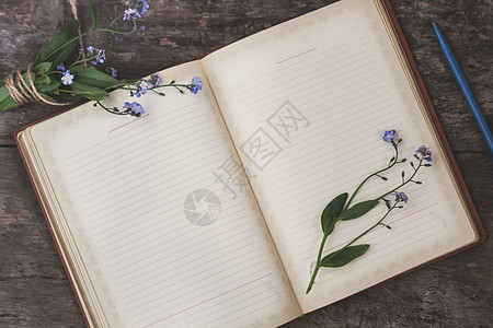 古老的木制背景是旧的笔记本和花束笔记备忘录缠绕教育桌子木头蓝色细绳写作议程图片