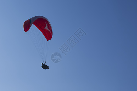 蓝云天空滑翔海景蓝色体育跳伞降落伞鸟瞰图云景自由翅膀旅行图片
