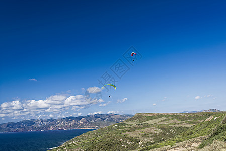 蓝云天空滑翔娱乐翅膀体育跳伞闲暇肾上腺素降落伞蓝色海景旅行图片