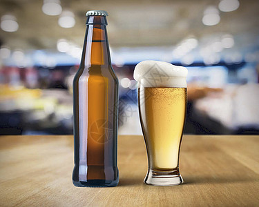 酒吧的啤酒瓶和啤酒杯啤酒厂酒精庆典金子酿造豪饮气泡木头泡沫啤酒图片