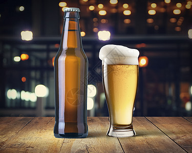 酒吧的啤酒瓶和啤酒杯地窖玻璃气泡酒花液体泡沫豪饮啤酒厂酒精瓶子图片