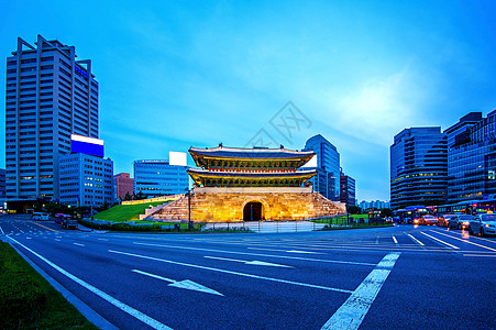Sungnyemun门Namdaemun市场晚上在韩国南部首尔市中心大门纪念馆建筑学文化街道城市历史摩天大楼入口图片