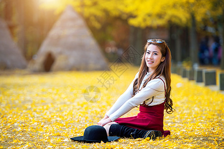 韩国纳米岛的黄叶美少女 秋天在南美岛历史性树叶女孩经济生态绿色小屋阳光花园树木图片