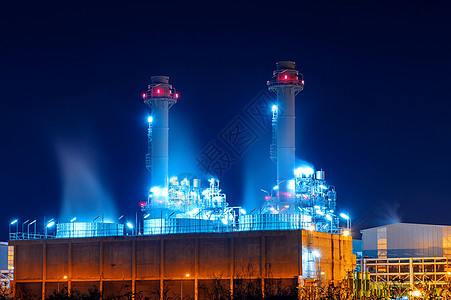 晚上的电厂电源商业烟囱燃料技术金属蓝色电缆结构建筑图片