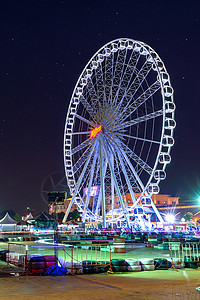 黄轮在晚上 亚洲在泰国曼谷传单反射娱乐夜生活市容市场建筑学镜子城市车轮图片