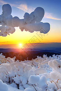 南韩冬雪覆盖的登峰造极山上天气假期戏剧性森林季节童话运动顶峰太阳全景图片