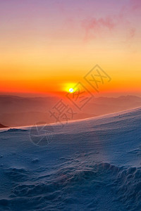 南韩冬雪覆盖的登峰造极山上荒野森林全景天空童话季节风景假期日落顶峰图片