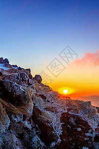 南韩冬雪覆盖的登峰造极山上爬坡旅行风景天空全景顶峰戏剧性童话假期森林背景图片