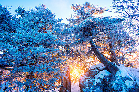 南韩冬雪覆盖的登峰造极山上风景天空顶峰假期戏剧性天气全景旅行季节运动背景图片