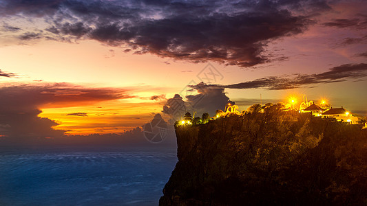 印度尼西亚巴厘的乌卢瓦图寺庙地平线海洋岩石爬坡风景天空晴天海岸线石头地标图片