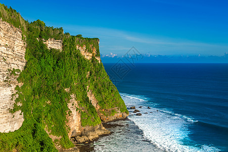 印度尼西亚巴厘的乌卢瓦图寺庙宗教海洋地平线爬坡海滩假期旅行悬崖太阳海岸线图片