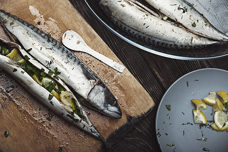 鱼食品制作香料饮食砧板小枝胡椒乡村美食草本植物鲭鱼烹饪图片