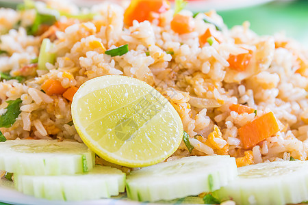 美味的炒米饭泰式洋葱黄瓜绿色餐厅美食油炸蔬菜健康午餐盘子图片