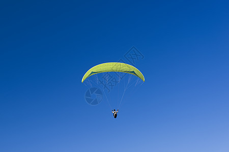 在蓝天空中滑翔活动肾上腺素闲暇天空蓝色空气运动自由跳伞极限图片