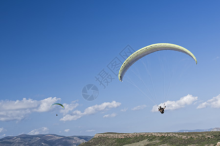 蓝云天空滑翔降落伞体育旅行云景蓝色娱乐冒险鸟瞰图闲暇跳伞图片