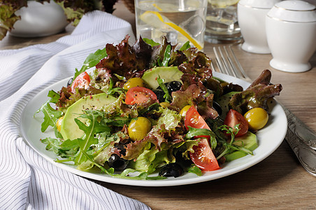 夏季沙拉     用鳄梨 橄榄 西红柿盘子小吃蔬菜午餐火箭食物肉汁糖尿病小菜营养图片