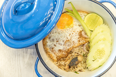 带竹鱼的炒饭平底锅鲭鱼美食烹饪食物餐厅蔬菜洋葱盘子猪肉图片