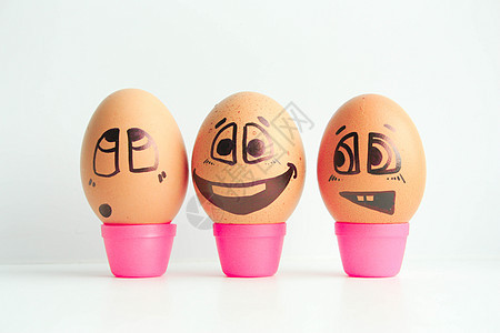 3个朋友 棕鸡蛋符号盒子团体笑脸情感绘画乐趣喜悦快乐早餐图片
