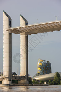 波尔多 吉伦特省 法国5 月 27 日 2017 年 5 月 27 日在波尔多引用杜文大厦和桥梁城市观光吸引力游轮蓝色晴天文化旅图片