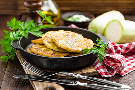 Zucchini 软煎饼 蔬菜煎饼厨房饮食午餐乡村草本植物油炸小吃食物菜单壁球图片