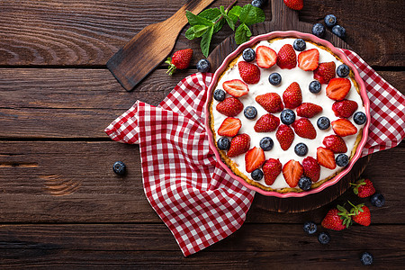 美味的草莓派 鲜蓝莓和奶油 在木制生菜桌 芝士蛋糕 顶层风景菜单蛋糕脆皮浆果面包鞭打桌子蛋挞馅饼食谱图片
