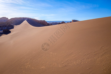 智利圣佩德罗德阿塔卡马市Launa Luna山谷的沙丘旅游蓝色天空晴天沙漠干旱太阳高原荒野灰尘图片
