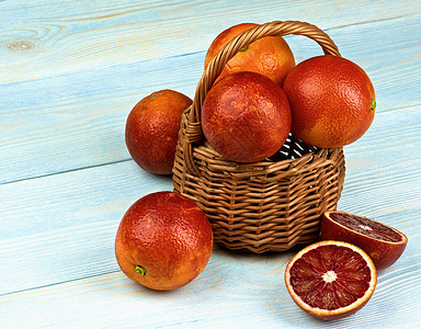 篮子中的血橙蓝色纹理橙子健康饮食食物甜食水果生活方式柳条色彩图片