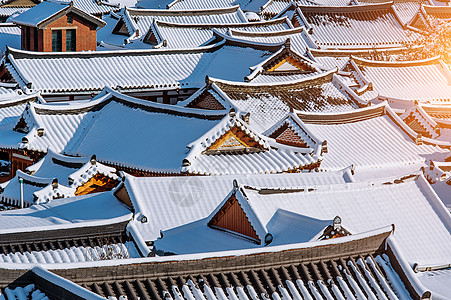 南韩冬季的青州花木村村 Jeonju传统朝鲜村庄屋顶上布满雪遗产雪景场景村庄下雪天空公园蓝色雪花降雪图片