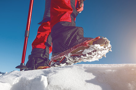 在雪上行走的景象 冬季有雪鞋和鞋钉 古老的音调运动娱乐塑料闲暇季节冒险女士登山鞋类高端图片