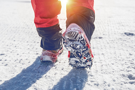 在雪上行走的景象 冬季有雪鞋和鞋钉 古老的音调塑料闲暇女士运动鞋类娱乐男人冒险远足男性图片