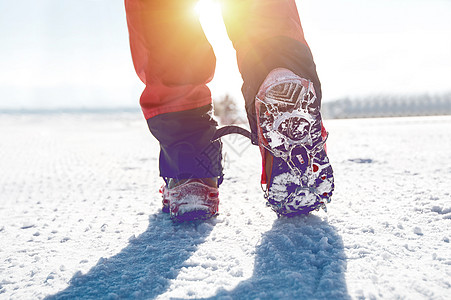在雪上行走的景象 冬季有雪鞋和鞋钉 古老的音调男性季节运动男人冒险尖刺口角高端闲暇鞋类图片