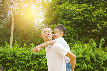 亚裔家庭快乐男性微笑男生男人公园照片父亲孩子活动背景图片