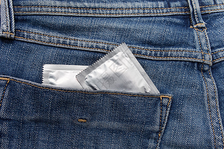 蓝色牛仔裤口袋里的避孕套银色图片
