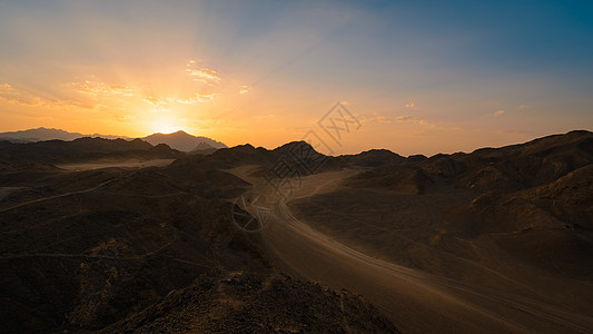 日落时优美的沙漠图片