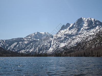 美丽的湖泊 雪山和松树天空季节旅行反射风景绿色森林公园图片